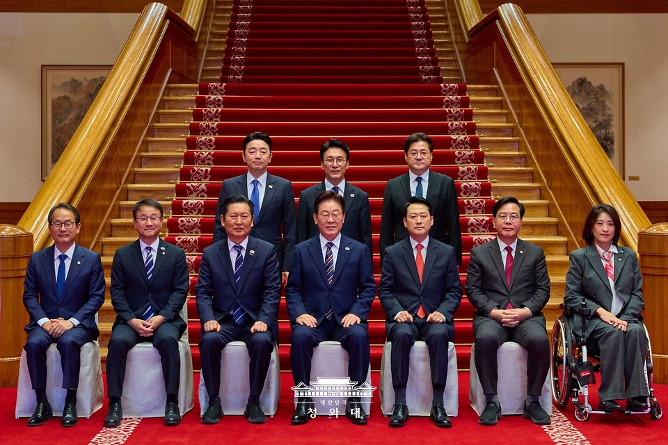 이재명 대통령이 4월 7일 청와대에서 여·야·정 민생경제 협의체 회담에 앞서 참석자들과 기념촬영하고 있다.