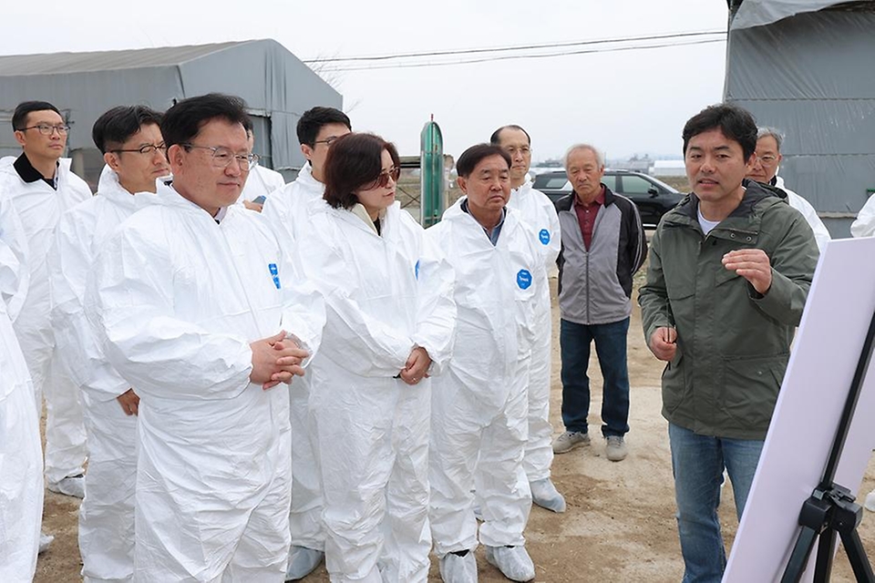 이승돈 농촌진흥청장이 4월 1일 충청북도 청주시에 있는 한우농가를 방문해 농식품 부산물을 활용한 자가 섬유질배합사료(TMR) 제조 현장을 점검하고, 농업인 소통 시간을 진행하고 있다.