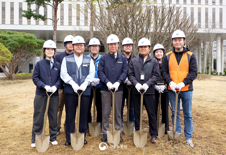 김영훈 고용노동부 장관이 4월 6일 세종시 정부세종청사에서 식목일을 맞아 직원들과 함께 나무를 심고 있다.