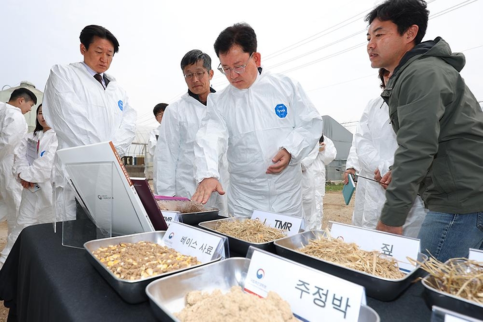 이승돈 농촌진흥청장이 4월 1일 충청북도 청주시에 있는 한우농가를 방문해 농식품 부산물을 활용한 자가 섬유질배합사료(TMR) 제조 현장을 점검하고, 농업인 소통 시간을 진행하고 있다.