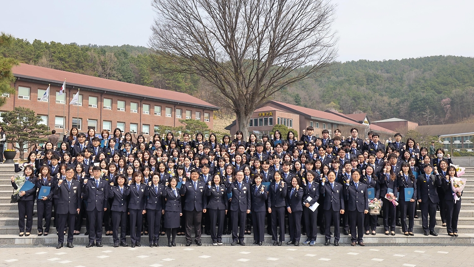 이명구 관세청장이 4월 3일 충남 천안시 관세국경인재개발원에서 관세국경인재개발원장, 교육생, 교육생 가족이 참석한 가운데 관세청 입문과정 수료식을 개최하고 있다.
