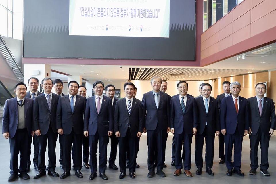 김민석 국무총리가 4월 8일 서울 중구 국토발전전시관에서 열린 중동상황 건설기업 금융애로 점검 간담회에서 발언을 하고 있다.