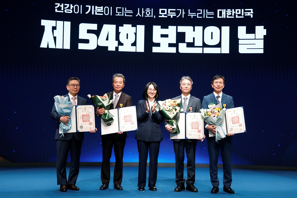 정경실 보건복지부 보건의료정책실장이 4월 7일 서울 대한상공회의소에서 한국건강증진개발원과 함께 '제54회 보건의 날'을 기념행사를 개최하고, 국민건강과 보건의료 발전에 기여한 개인과 단체를 포함한 248명에게 유공자 표창을 수여하고 있다.