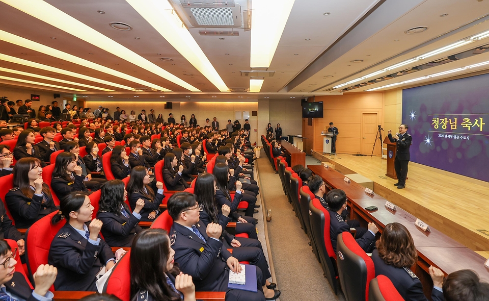 이명구 관세청장이 4월 3일 충남 천안시 관세국경인재개발원에서 관세국경인재개발원장, 교육생, 교육생 가족이 참석한 가운데 관세청 입문과정 수료식을 개최하고 있다.