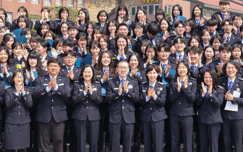 이명구 관세청장이 4월 3일 충남 천안시 관세국경인재개발원에서 관세국경인재개발원장, 교육생, 교육생 가족이 참석한 가운데 관세청 입문과정 수료식을 개최하고 있다.