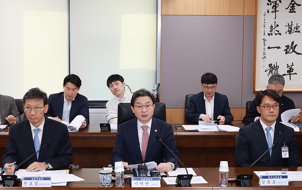 이억원 금융위원장이 4월 7일 오후 서울 종로구 정부서울청사에서 석유화학, 정유업계 및 정책·민간금융기관과 개최한 '중동상황 피해업종 산업-금융권 간담회'에서 원유 수급의 영향을 직접적으로 받는 석유화학 및 정유업계의 상황을 점검하고 현장애로를 청취, 대응방향을 모색하고 있다.