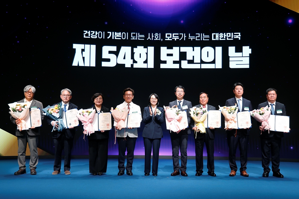 정경실 보건복지부 보건의료정책실장이 4월 7일 서울 대한상공회의소에서 한국건강증진개발원과 함께 '제54회 보건의 날'을 기념행사를 개최하고, 국민건강과 보건의료 발전에 기여한 개인과 단체를 포함한 248명에게 유공자 표창을 수여하고 있다.