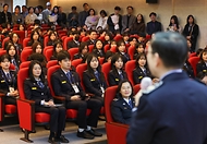 이명구 관세청장이 4월 3일 충남 천안시 관세국경인재개발원에서 관세국경인재개발원장, 교육생, 교육생 가족이 참석한 가운데 관세청 입문과정 수료식을 개최하고 있다.