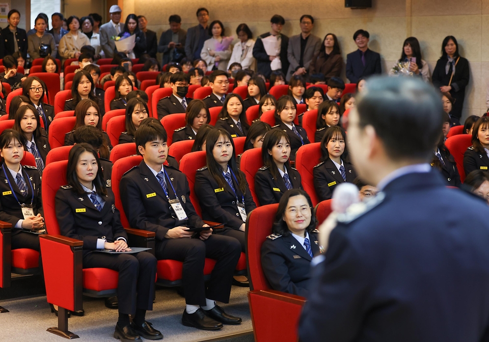 이명구 관세청장이 4월 3일 충남 천안시 관세국경인재개발원에서 관세국경인재개발원장, 교육생, 교육생 가족이 참석한 가운데 관세청 입문과정 수료식을 개최하고 있다.