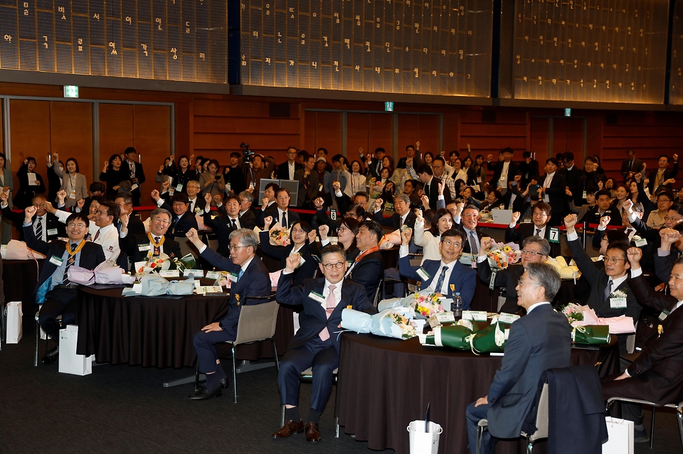 정경실 보건복지부 보건의료정책실장이 4월 7일 서울 대한상공회의소에서 한국건강증진개발원과 함께 '제54회 보건의 날'을 기념행사를 개최하고, 국민건강과 보건의료 발전에 기여한 개인과 단체를 포함한 248명에게 유공자 표창을 수여하고 있다.