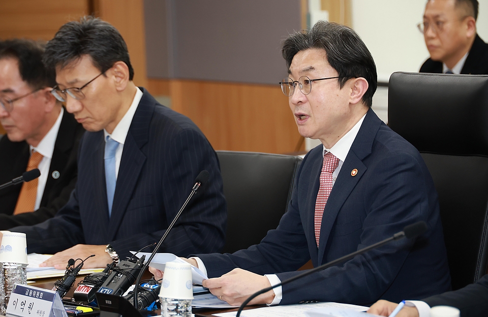 이억원 금융위원장이 4월 7일 오후 서울 종로구 정부서울청사에서 석유화학, 정유업계 및 정책·민간금융기관과 개최한 '중동상황 피해업종 산업-금융권 간담회'에서 원유 수급의 영향을 직접적으로 받는 석유화학 및 정유업계의 상황을 점검하고 현장애로를 청취, 대응방향을 모색하고 있다.