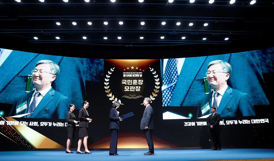 정경실 보건복지부 보건의료정책실장이 4월 7일 서울 대한상공회의소에서 한국건강증진개발원과 함께 '제54회 보건의 날'을 기념행사를 개최하고, 국민건강과 보건의료 발전에 기여한 개인과 단체를 포함한 248명에게 유공자 표창을 수여하고 있다.