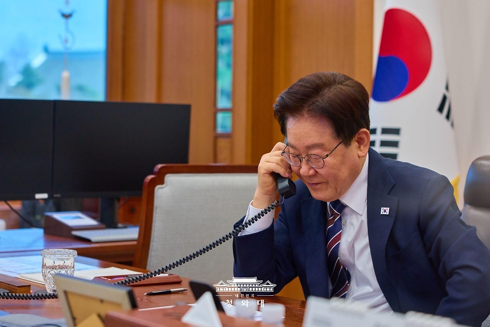 이재명 대통령이 4월 7일 청와대 여민관 집무실에서 연임에 성공한 아누틴 찬위라꾼 태국 총리와 통화하고 있다.