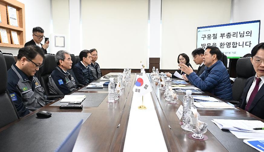 구윤철 부총리 겸 재정경제부 장관이 4월 9일 공급망 점검을 위해 세종시 전의면 소재 필름생산업체인 (주)유상케미칼을 현장방문, 관계자들과의 간담회에서 애로사항을 청취하고 있다.