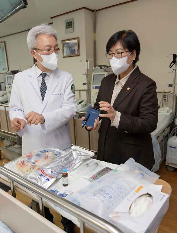 정은경 보건복지부 장관이 4월 6일 서울 양천구에 위치한 김성남 내과의원과 인근 목동정문약국을 방문해 중동전쟁에 따른 의약품·의료기기 수급 관련 현장의 의견을 청취하고 있다.