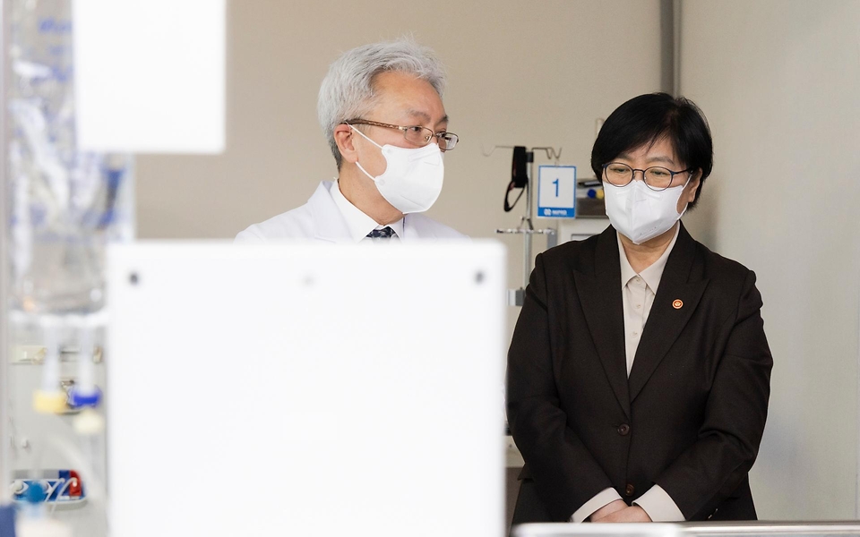 정은경 보건복지부 장관이 4월 6일 서울 양천구에 위치한 김성남 내과의원과 인근 목동정문약국을 방문해 중동전쟁에 따른 의약품·의료기기 수급 관련 현장의 의견을 청취하고 있다.
