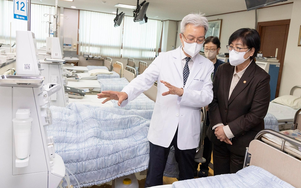 정은경 보건복지부 장관이 4월 6일 서울 양천구에 위치한 김성남 내과의원과 인근 목동정문약국을 방문해 중동전쟁에 따른 의약품·의료기기 수급 관련 현장의 의견을 청취하고 있다.