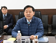 구윤철 부총리 겸 재정경제부 장관이 4월 9일 공급망 점검을 위해 세종시 전의면 소재 필름생산업체인 (주)유상케미칼을 현장방문, 관계자들과의 간담회에서 애로사항을 청취하고 있다.