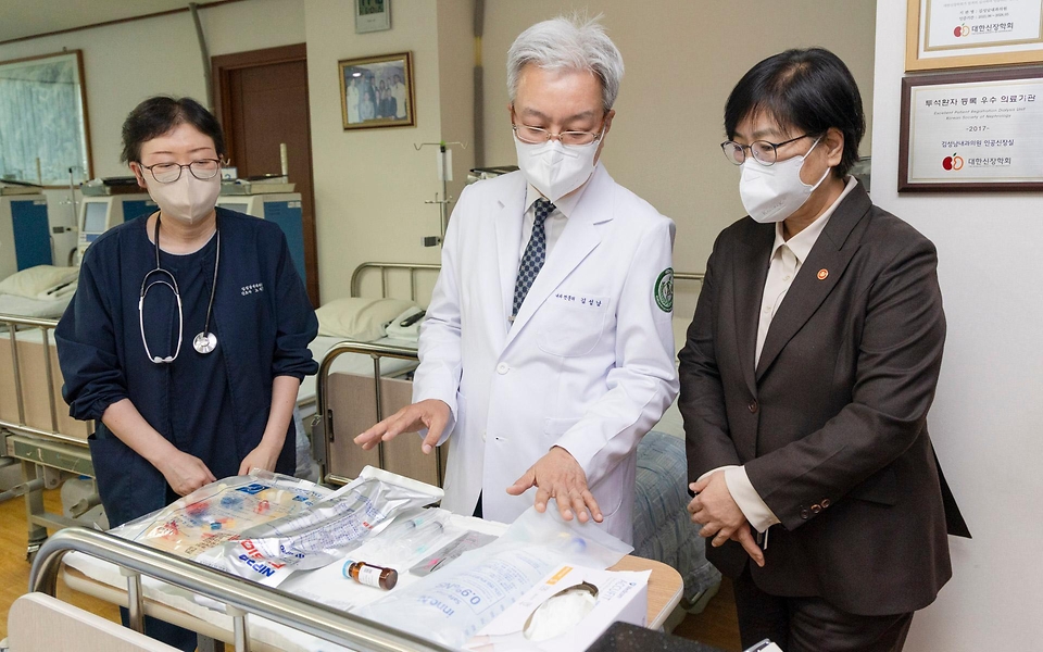 정은경 보건복지부 장관이 4월 6일 서울 양천구에 위치한 김성남 내과의원과 인근 목동정문약국을 방문해 중동전쟁에 따른 의약품·의료기기 수급 관련 현장의 의견을 청취하고 있다.