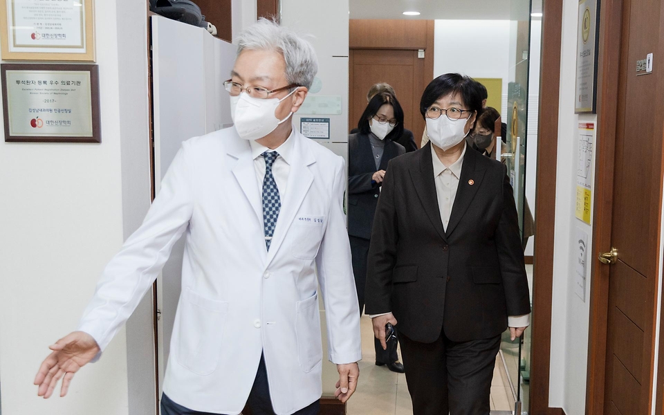 정은경 보건복지부 장관이 4월 6일 서울 양천구에 위치한 김성남 내과의원과 인근 목동정문약국을 방문해 중동전쟁에 따른 의약품·의료기기 수급 관련 현장의 의견을 청취하고 있다.