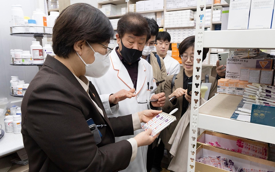 정은경 보건복지부 장관이 4월 6일 서울 양천구에 위치한 김성남 내과의원과 인근 목동정문약국을 방문해 중동전쟁에 따른 의약품·의료기기 수급 관련 현장의 의견을 청취하고 있다.