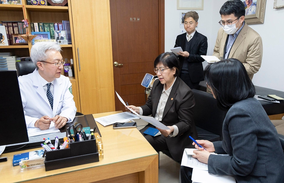 정은경 보건복지부 장관이 4월 6일 서울 양천구에 위치한 김성남 내과의원과 인근 목동정문약국을 방문해 중동전쟁에 따른 의약품·의료기기 수급 관련 현장의 의견을 청취하고 있다.