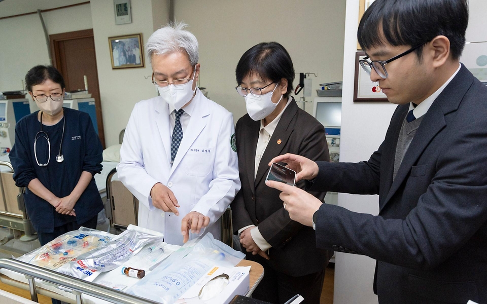 정은경 보건복지부 장관이 4월 6일 서울 양천구에 위치한 김성남 내과의원과 인근 목동정문약국을 방문해 중동전쟁에 따른 의약품·의료기기 수급 관련 현장의 의견을 청취하고 있다.
