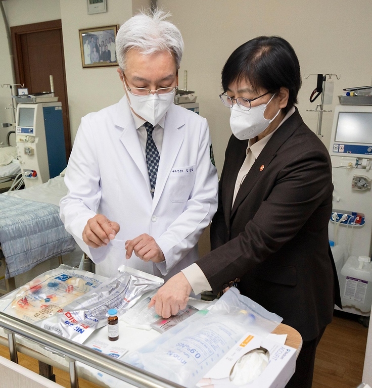 정은경 보건복지부 장관이 4월 6일 서울 양천구에 위치한 김성남 내과의원과 인근 목동정문약국을 방문해 중동전쟁에 따른 의약품·의료기기 수급 관련 현장의 의견을 청취하고 있다.