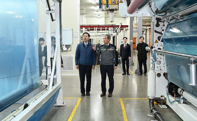 구윤철 부총리 겸 재정경제부 장관이 4월 9일 공급망 점검을 위해 세종시 전의면 소재 필름생산업체인 (주)유상케미칼을 현장방문, 원료소재 설명을 듣고 있다.