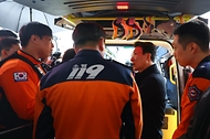 김민석 국무총리가 4월 9일 전북 전주 119구급상황센터를 방문, 응급환자 이송 상황을 점검하고 있다.