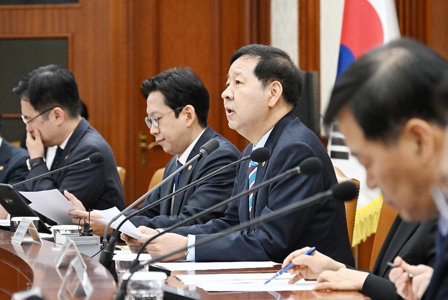 구윤철 부총리 겸 재정경제부 장관이 4월 9일 서울 종로구 정부서울청사에서 열린 '민생물가 특별관리 관계장관TF'를 주재, 모두발언을 하고 있다.