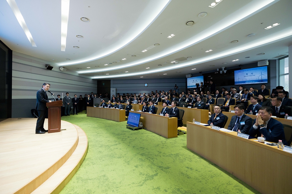 금융위원회와 기후에너지환경부는 4월 9일 서울 영등포구 한국산업은행 본관에서 신안우이 사업 금융단 구성을 마치고 약정식을 가졌다. 국민성장펀드 1호 투자처인 ‘신안우이 해상풍력 발전 사업’은 순수 국내 자본으로 추진되는 첫 번째 신재생에너지 프로젝트다.