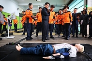 김민석 국무총리가 4월 9일 전북 전주 119구급상황센터를 방문, 응급환자 이송 상황을 점검하고 있다.