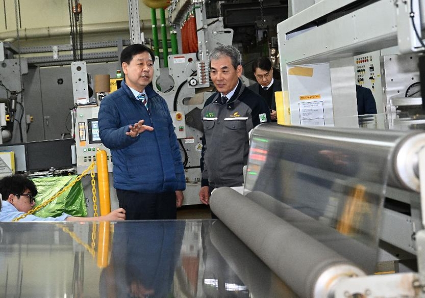 구윤철 부총리 겸 재정경제부 장관이 4월 9일 공급망 점검을 위해 세종시 전의면 소재 필름생산업체인 (주)유상케미칼을 현장방문, 원료소재 설명을 듣고 있다.