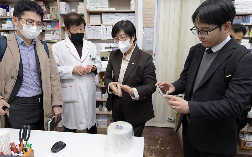 정은경 보건복지부 장관이 4월 6일 서울 양천구에 위치한 김성남 내과의원과 인근 목동정문약국을 방문해 중동전쟁에 따른 의약품·의료기기 수급 관련 현장의 의견을 청취하고 있다.