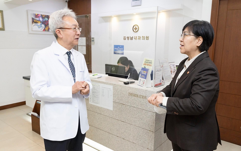 정은경 보건복지부 장관이 4월 6일 서울 양천구에 위치한 김성남 내과의원과 인근 목동정문약국을 방문해 중동전쟁에 따른 의약품·의료기기 수급 관련 현장의 의견을 청취하고 있다.