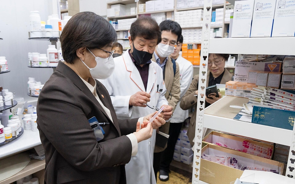 정은경 보건복지부 장관이 4월 6일 서울 양천구에 위치한 김성남 내과의원과 인근 목동정문약국을 방문해 중동전쟁에 따른 의약품·의료기기 수급 관련 현장의 의견을 청취하고 있다.