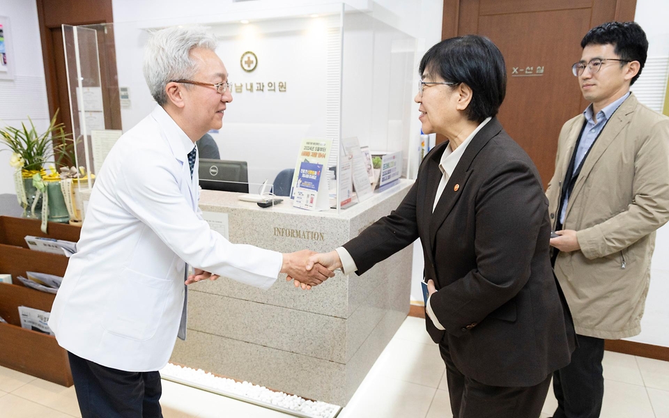 정은경 보건복지부 장관이 4월 6일 서울 양천구에 위치한 김성남 내과의원과 인근 목동정문약국을 방문해 중동전쟁에 따른 의약품·의료기기 수급 관련 현장의 의견을 청취하고 있다.