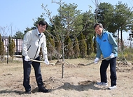 정일연 국민권익위원회 위원장과 심상택 한국수목원정원관리원 이사장이 4월 8일 세종시 국립세종수목원에서 열린 나무심기 행사에 참석해 기념 식수를 하고 있다.