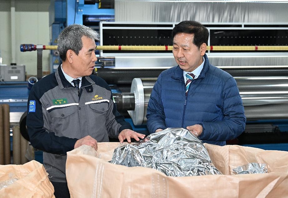 구윤철 부총리 겸 재정경제부 장관이 4월 9일 공급망 점검을 위해 세종시 전의면 소재 필름생산업체인 (주)유상케미칼을 현장방문, 원료소재 설명을 듣고 있다.