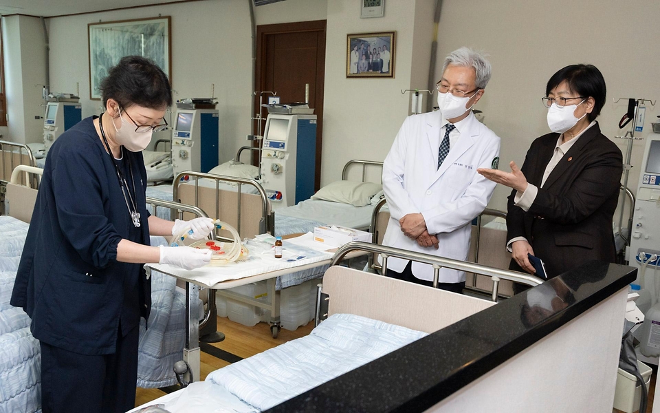 정은경 보건복지부 장관이 4월 6일 서울 양천구에 위치한 김성남 내과의원과 인근 목동정문약국을 방문해 중동전쟁에 따른 의약품·의료기기 수급 관련 현장의 의견을 청취하고 있다.