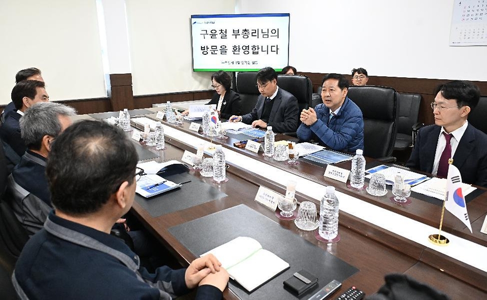 구윤철 부총리 겸 재정경제부 장관이 4월 9일 공급망 점검을 위해 세종시 전의면 소재 필름생산업체인 (주)유상케미칼을 현장방문, 관계자들과의 간담회에서 애로사항을 청취하고 있다.