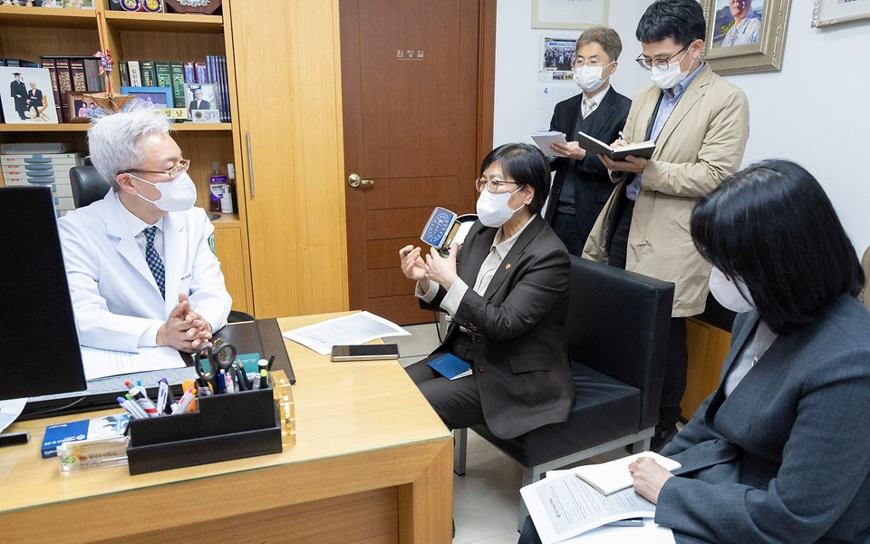 정은경 보건복지부 장관이 4월 6일 서울 양천구에 위치한 김성남 내과의원과 인근 목동정문약국을 방문해 중동전쟁에 따른 의약품·의료기기 수급 관련 현장의 의견을 청취하고 있다.