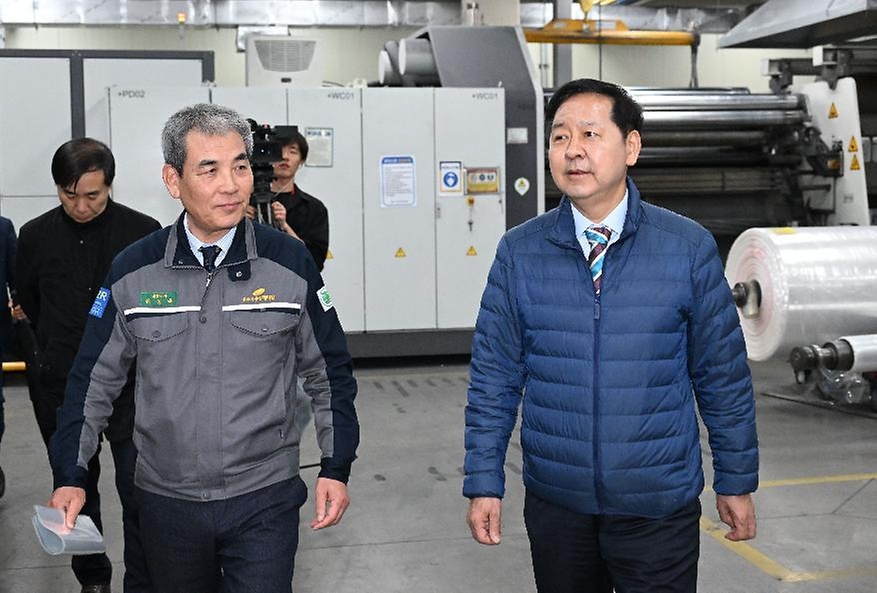 구윤철 부총리 겸 재정경제부 장관이 4월 9일 공급망 점검을 위해 세종시 전의면 소재 필름생산업체인 (주)유상케미칼을 현장방문, 원료소재 설명을 듣고 있다.