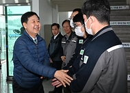 구윤철 부총리 겸 재정경제부 장관이 4월 9일 공급망 점검을 위해 세종시 전의면 소재 필름생산업체인 (주)유상케미칼을 현장방문, 회사 근로자와 악수하며 인사를 하고 있다.