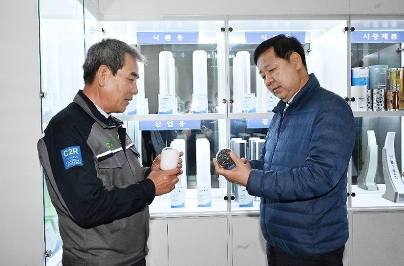 구윤철 부총리 겸 재정경제부 장관이 4월 9일 공급망 점검을 위해 세종시 전의면 소재 필름생산업체인 (주)유상케미칼을 현장방문, 원료소재 설명을 듣고 있다.