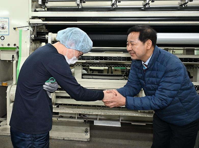 구윤철 부총리 겸 재정경제부 장관이 4월 9일 공급망 점검을 위해 세종시 전의면 소재 필름생산업체인 (주)유상케미칼을 현장방문, 회사 근로자와 악수하며 인사를 하고 있다.