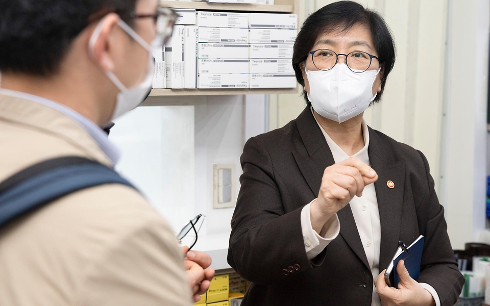 정은경 보건복지부 장관이 4월 6일 서울 양천구에 위치한 김성남 내과의원과 인근 목동정문약국을 방문해 중동전쟁에 따른 의약품·의료기기 수급 관련 현장의 의견을 청취하고 있다.