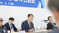권오을 국가보훈부 장관이 4월 7일 경북 상주시 재향군인회관에서 광복회와 상이군경회 등 상주지역 10개 보훈단체장들이 참석한 가운데 현장 소통 간담회를 갖고, 보훈단체 및 국가유공자 지원 확대를 비롯한 건의 사항을 청취한 뒤 발언하고 있다.