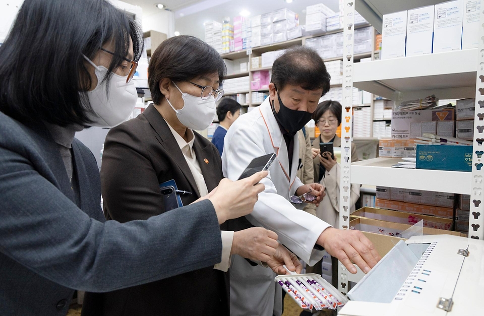 정은경 보건복지부 장관이 4월 6일 서울 양천구에 위치한 김성남 내과의원과 인근 목동정문약국을 방문해 중동전쟁에 따른 의약품·의료기기 수급 관련 현장의 의견을 청취하고 있다.